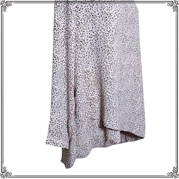 Chelsea & Theodore Leopard Print Split Hem Top Size XL - Picture 9 of 11